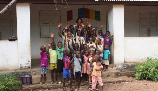 L’école de Fotoba avec Annette Hiller Cramar entourée de quelques enfants