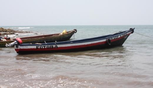 Une pirogue pour le transport des passagers et pour la pêche